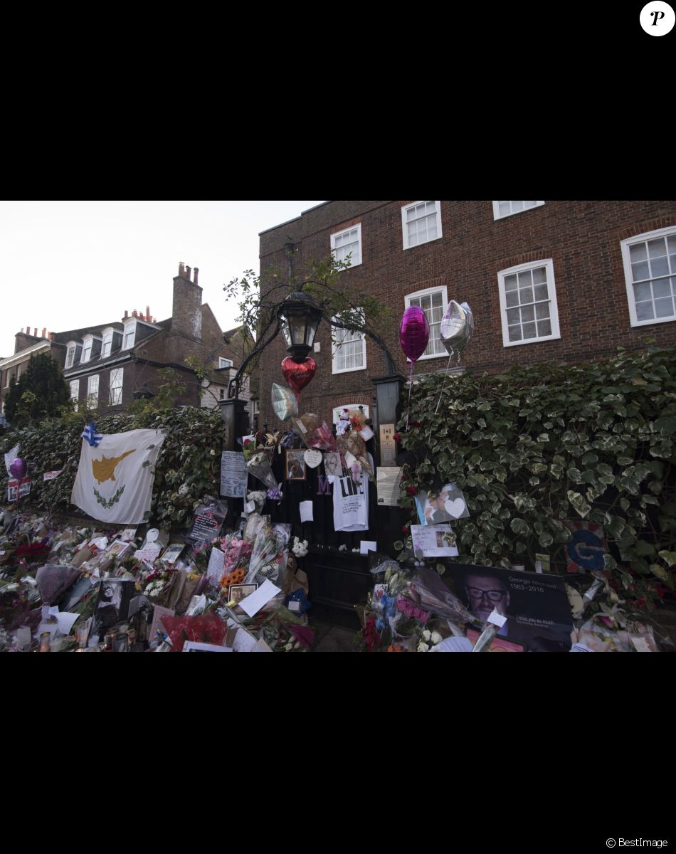 Illustrations des fleurs et messages de condoléances laissés par les fans devant la maison de George Michael à Londres, le 29 décembre 2016.