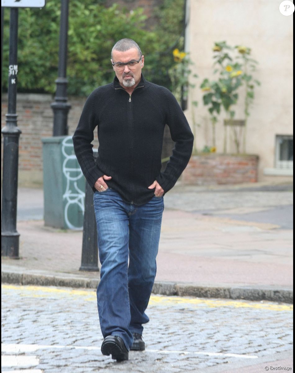 Exclusif - Le chanteur George Michael va dejeuner avec des amis dans la banlieue de Londres le 16 septembre 2013.