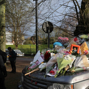 Les hommages se multiplient devant la maison de George Michael à Londres le 4 janvier 2016.