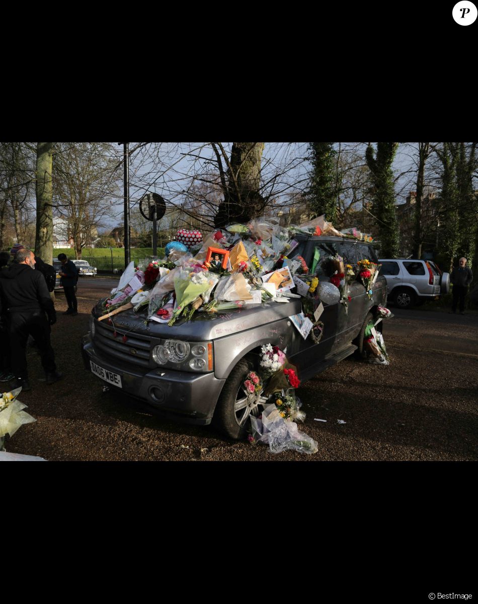 Les hommages se multiplient devant la maison de George Michael à Londres le 4 janvier 2016.