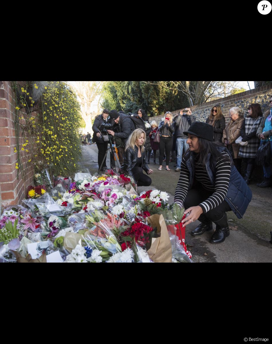 De nombreux fans se recueillent devant le domicile de la star George Michael à Goring-on-Thames, Royaume Uni, le 26 décembre 2016.