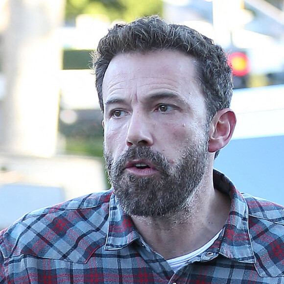 Ben Affleck va déjeuner avec ses enfants à Santa Monica, le 18 décembre 2021. 