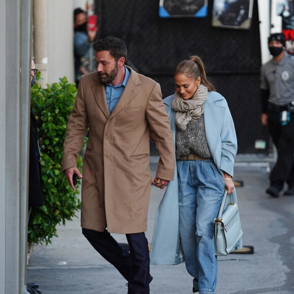 Ben Affleck et sa compagne Jennifer Lopez arrivent au Capitan Entertainment Center main dans la main à Hollywood le 15 décembre 2021. 