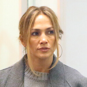 Jennifer Lopez chez Lens Crafters à Westwood, Los Angeles, Californie, Etats-Unis, le 11 décembre 2021. 