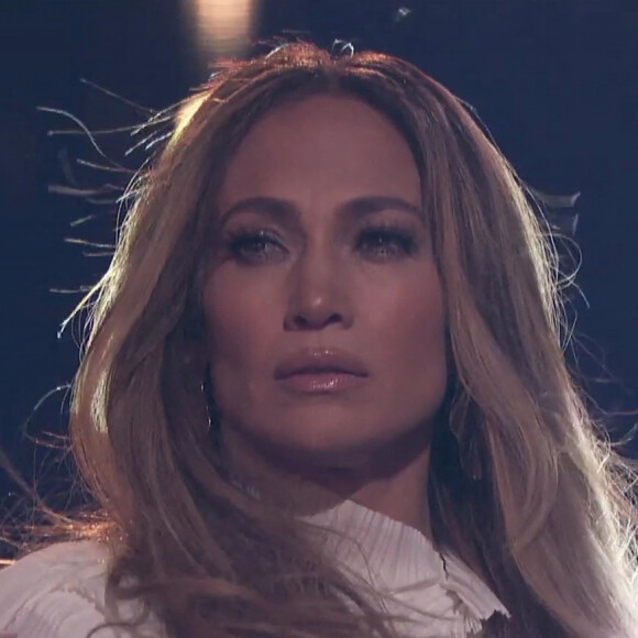 Jennifer Lopez sur le plateau de la finale de l'émission "The Voice" à Los Angeles, le 14 décembre 2021.