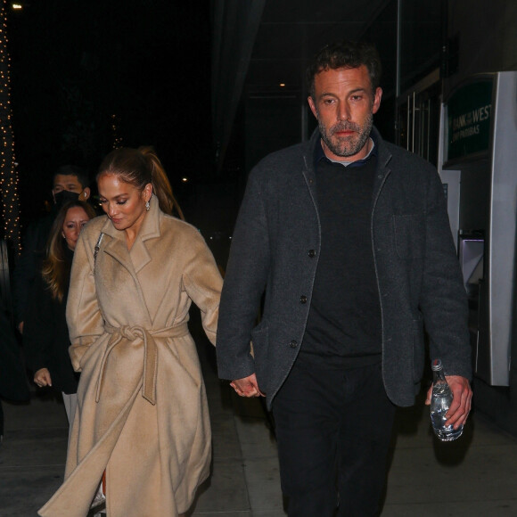 Débordant de tendresse, Jennifer Lopez et son compagnon Ben Affleck vont dîner au restaurant "Spagos" à Beverly Hills en s'enlaçant dans les bras l'un de l'autre. Le 27 novembre 2021. 