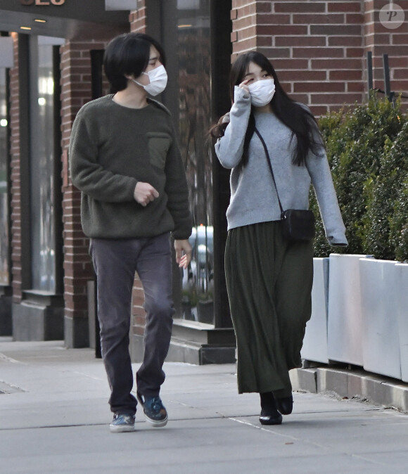 Exclusif - L'ancienne princesse japonaise Mako et son mari Kei Komuro se baladent dans les rues de New York, le 12 décembre 2021.