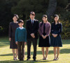 Le prince japonais Akishino pose avec son épouse la princesse Kiko et leurs enfants, la princesse Mako, la princesse Kako et le prince Hisahito à leur résidence à Tokyo le 30 novembre 2018.