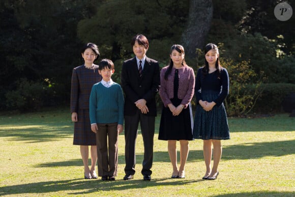 Le prince japonais Akishino pose avec son épouse la princesse Kiko et leurs enfants, la princesse Mako, la princesse Kako et le prince Hisahito à leur résidence à Tokyo le 30 novembre 2018.