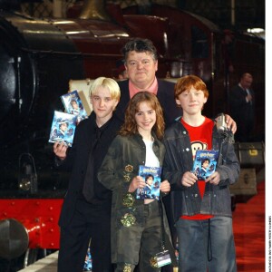 Emma Watson, Tom Felton, Rupert Grint et Robbie Coltrane lors du lancement du DVD d'Harry Potter à l'école des sorciers à Londres
