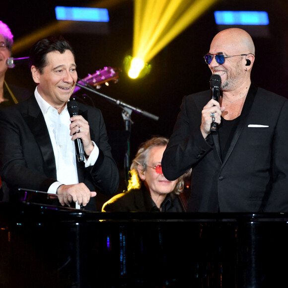 Laurent Gerra et Pascal Obispo - Enregistrement de l'émission "Un soir à Monaco avec Laurent Gerra" sur la scène de la salle des Etoiles du Monte-Carlo Sporting à Monaco, diffusée le 18 décembre 2021 à 21h05. Le 7 décembre 2021. © Bruno Bebert / Bestimage 