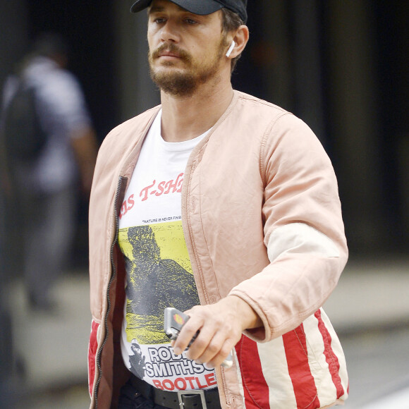 James Franco est aperçu à New York, le 7 octobre 2019. Il est poursuivi en justice par d'anciens élèves pour avoir prétendument fait preuve d'un "comportement inapproprié" alors qu'il supervisait une école d'art dramatique.