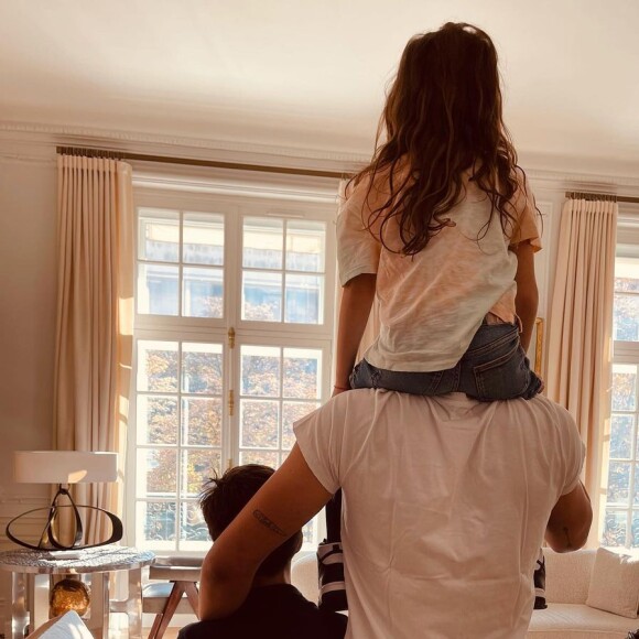 Arthur, papa fier de ses trois enfants Samuel (fils de Léa Vigny), Aaron (fils de Caroline Nielsen) et Manava (fille de Mareva Galanter).
