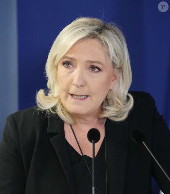 Marine Le Pen, candidate à l'élection présidentielle de 2022, lors de la présentation de son programme pour l'Outre-mer au siège du partie du RN à Paris.