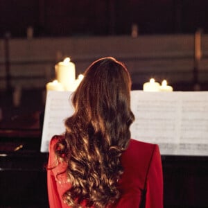 Kate Middleton, duchesse de Cambridge, accompagne le chanteur Tom Walker au piano lors du Royal Christmas Concert à l'abbaye de Westminster à Londres, le 8 décembre 2021.