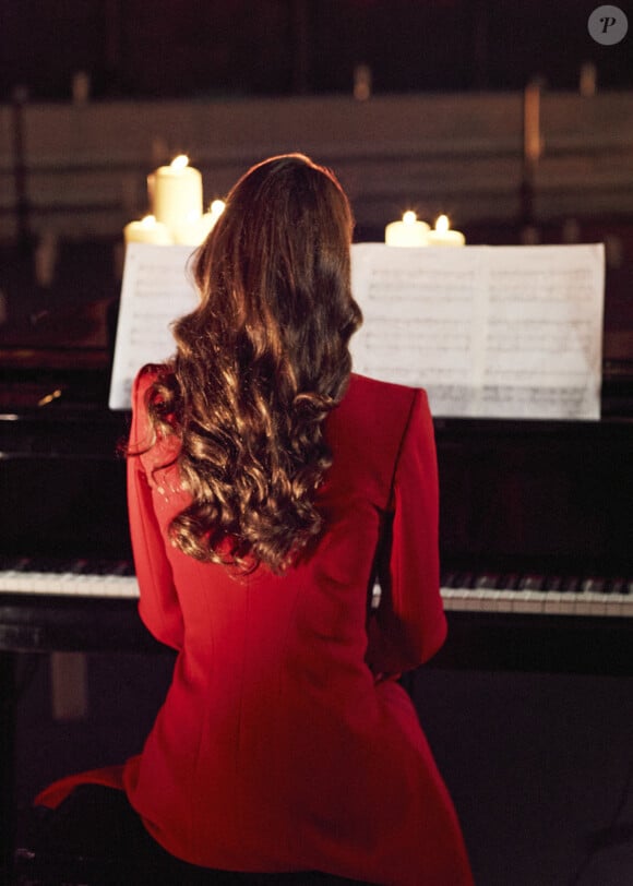 Kate Middleton, duchesse de Cambridge, accompagne le chanteur Tom Walker au piano lors du Royal Christmas Concert à l'abbaye de Westminster à Londres, le 8 décembre 2021.