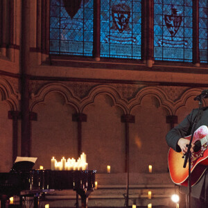 Kate Middleton, duchesse de Cambridge, accompagne le chanteur Tom Walker au piano lors du Royal Christmas Concert à l'abbaye de Westminster à Londres, le 8 décembre 2021.