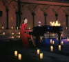 Kate Middleton, duchesse de Cambridge, accompagne le chanteur Tom Walker au piano lors du Royal Christmas Concert à l'abbaye de Westminster à Londres, le 8 décembre 2021.