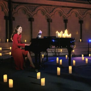 Kate Middleton, duchesse de Cambridge, accompagne le chanteur Tom Walker au piano lors du Royal Christmas Concert à l'abbaye de Westminster à Londres, le 8 décembre 2021.