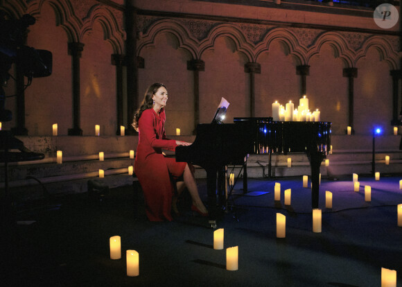 Kate Middleton, duchesse de Cambridge, accompagne le chanteur Tom Walker au piano lors du Royal Christmas Concert à l'abbaye de Westminster à Londres, le 8 décembre 2021.