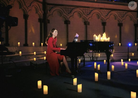 Kate Middleton, duchesse de Cambridge, accompagne le chanteur Tom Walker au piano lors du Royal Christmas Concert à l'abbaye de Westminster à Londres, le 8 décembre 2021.