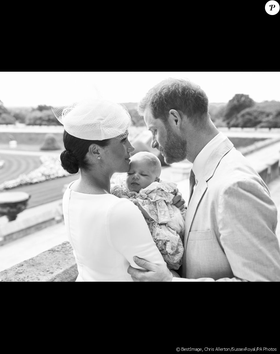 Meghan Markle, duchesse de Sussex, et le prince Harry avec leur fils Archie Mountbatten-Windsor le 6 juillet 2019 lors de son baptême au château de Windsor, photographiés par Chris Allerton devant la roseraie. ©Chris Allerton/SussexRoyal/PA Photos/Bestimage
