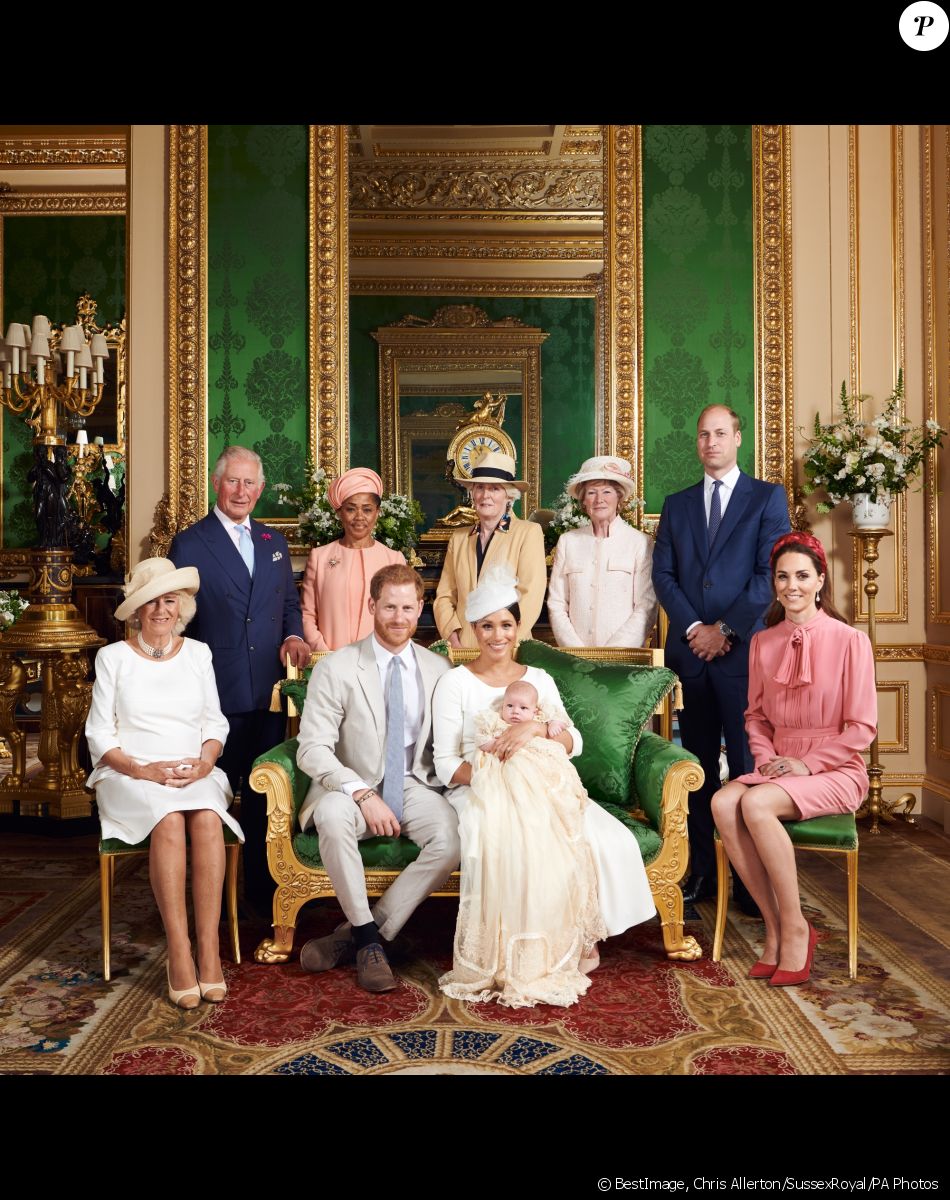 Meghan Markle, duchesse de Sussex, et le prince Harry en famille lors du baptême de leur fils Archie Mountbatten-Windsor le 6 juillet 2019 dans le Salon Vert au château de Windsor, entourés de la duchesse Camilla de Cornouailles, la duchesse Catherine de Cambridge, le prince Charles, Doria Ragland, Lady Jane Fellowes, Lady Sarah McCorquodale et le prince William, photographiés par Chris Allerton. ©Chris Allerton/SussexRoyal/PA Photos/Bestimage