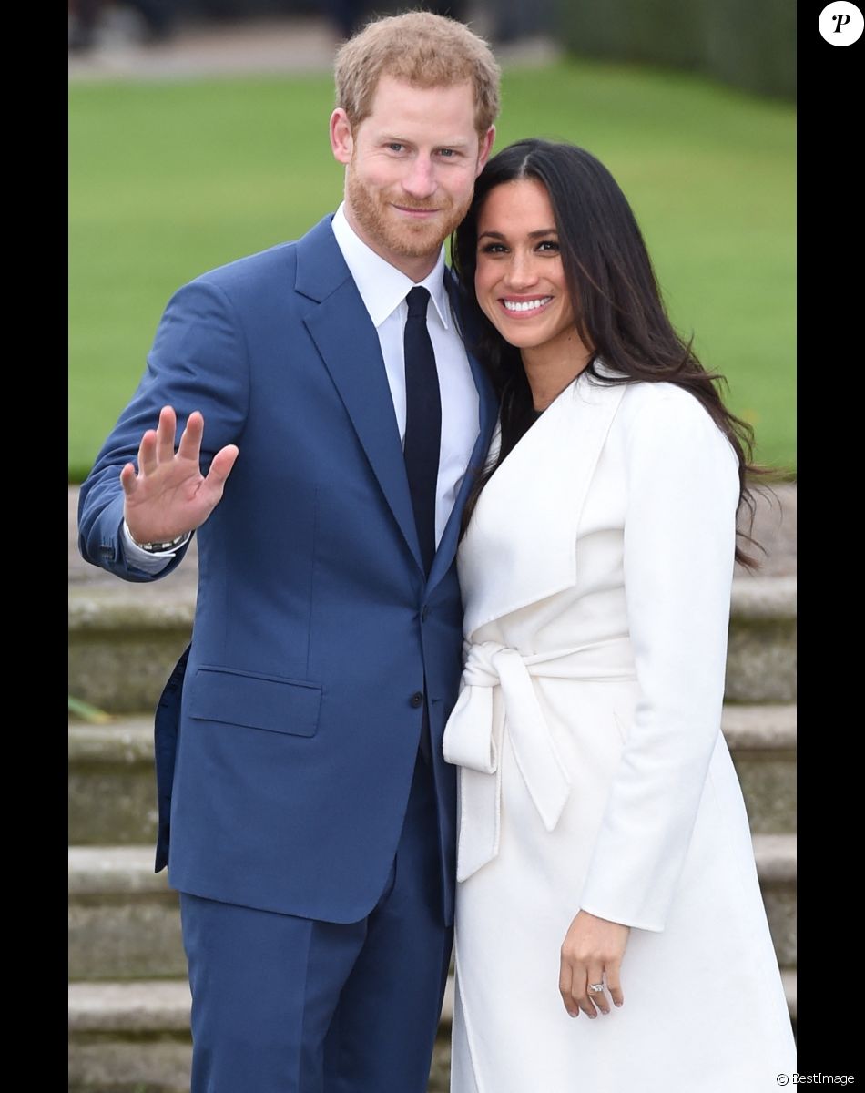 Le Prince Harry et Meghan Markle posent à Kensington palace après l'annonce de leur mariage au printemps 2018 à Londres le 27 novembre 2017.