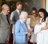 La reine Elizabeth II d'Angleterre (ici photographié avec le prince Philip, duc d'Edimbourg, son petit-fils le prince Harry, duc de Sussex, Meghan Markle, duchesse de Sussex, leur fils Archie Harrison Mountbatten-Windsor et la mère de Meghan, Doria Ragland) a eu une pensée pour les nouveaux enfants de la famille royale dans son allocution de Noël.