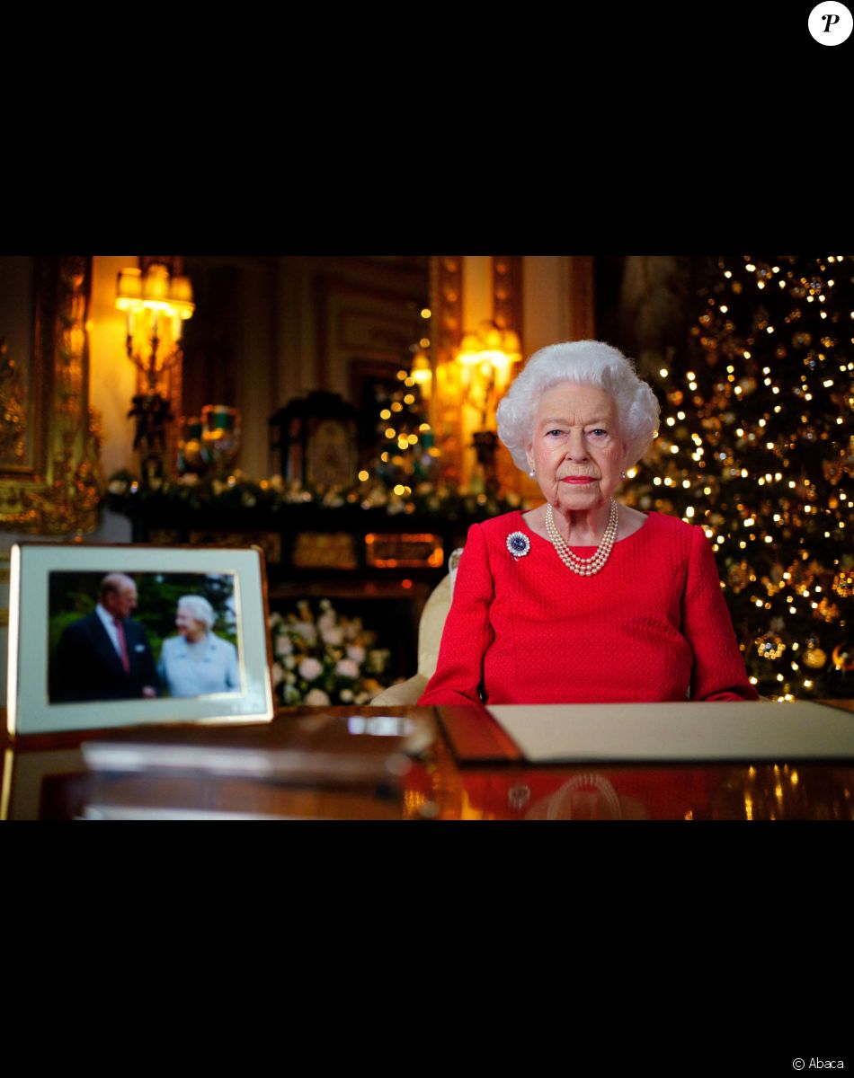 Elizabeth II lors de l'enregistrement de son discours de Noël à la White Drawing Room de Windsor