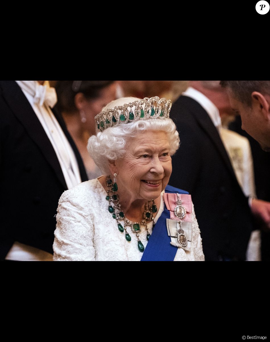 La reine Elisabeth II d'Angleterre reçoit les membres du corps diplomatique à Buckingham Palace, le 11 décembre 2019.