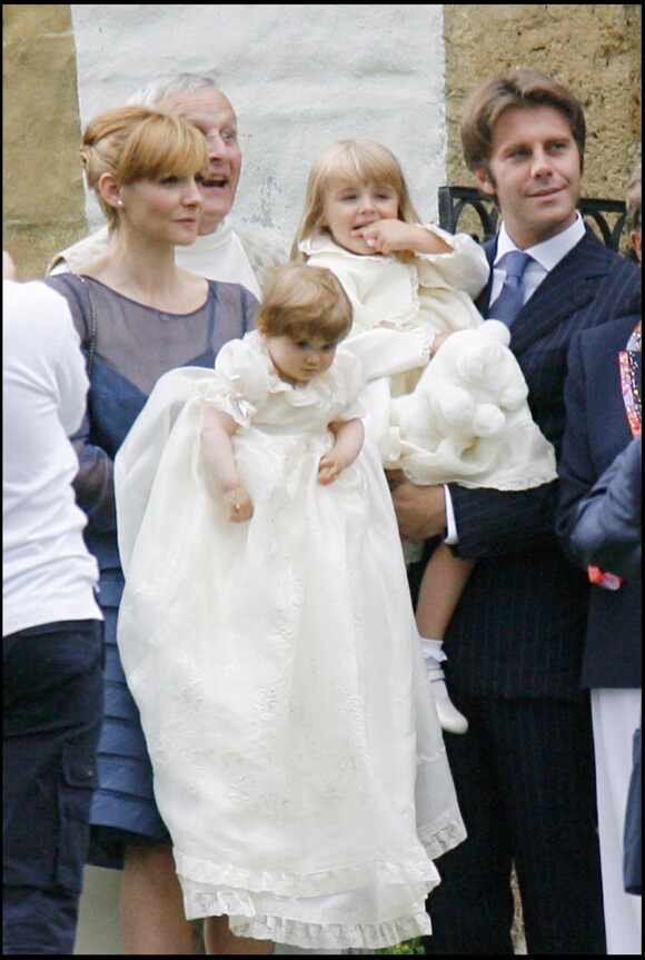 Le prince Emmanuel Philibert de Savoie, son épouse Clotilde Courau et leurs filles, Vittoria et Luisa en Suisse en 2007.