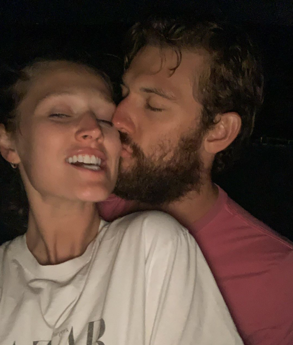 Toni Garrn et Alex Pettyfer se sont mariés.