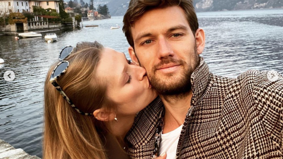 Alex Pettyfer dévoile son pénis par accident dans une tenue très moulante