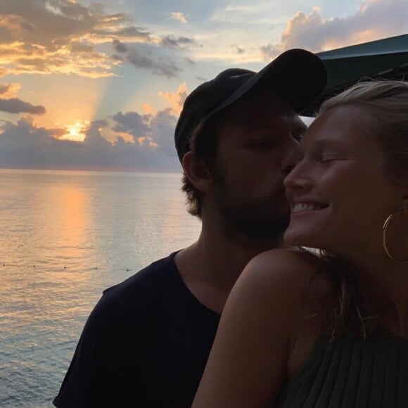 Alex Pettyfer est en couple avec Toni Garn depuis 4 ans. Instagram. Le 30 décembre 2021.