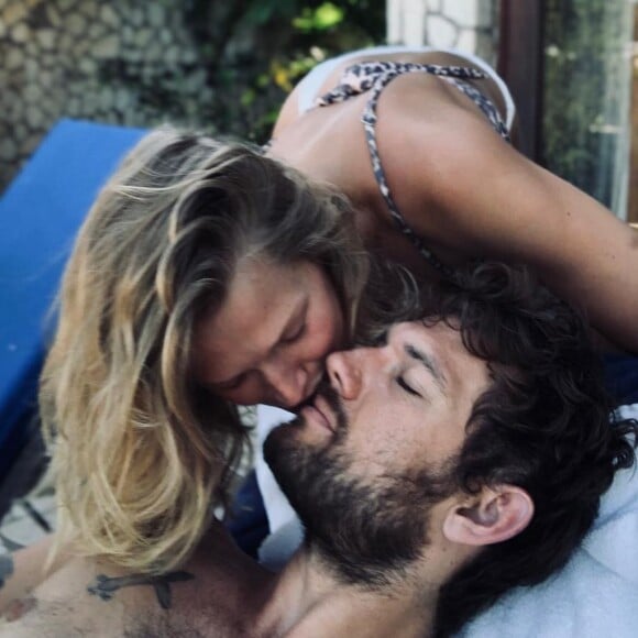 Alex Pettyfer est en couple avec Toni Garn depuis 4 ans. Instagram. Le 30 décembre 2021.