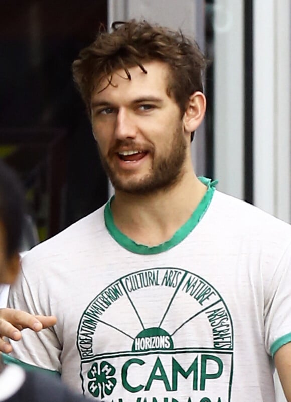 Alex Pettyfer se promène avec des amis à Miami, le 17 janvier 2016.