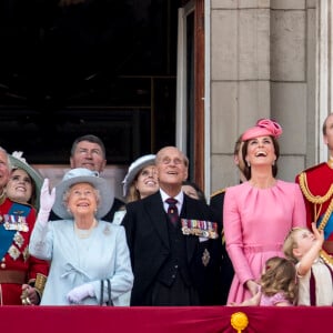 Camilla Parker Bowles, duchesse de Cornouailles, le prince Charles, prince de Galles, la princesse Eugenie d'York, la reine Elisabeth II d'Angleterre, la princesse Eugenie d'York, le prince Philip, duc d'Edimbourg, Catherine Kate Middleton , duchesse de Cambridge, la princesse Charlotte, le prince George et le prince William, duc de Cambridge - La famille royale d'Angleterre assiste à la parade "Trooping the colour" à Londres le 17 juin 2017.