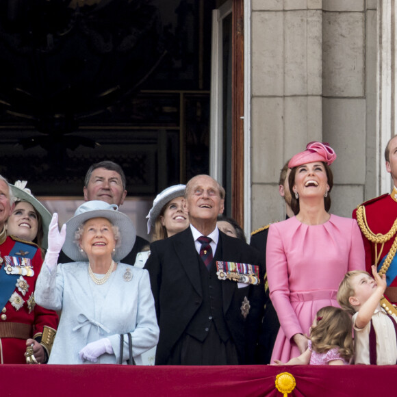 Camilla Parker Bowles, duchesse de Cornouailles, le prince Charles, prince de Galles, la princesse Eugenie d'York, la reine Elisabeth II d'Angleterre, la princesse Eugenie d'York, le prince Philip, duc d'Edimbourg, Catherine Kate Middleton , duchesse de Cambridge, la princesse Charlotte, le prince George et le prince William, duc de Cambridge - La famille royale d'Angleterre assiste à la parade "Trooping the colour" à Londres le 17 juin 2017.