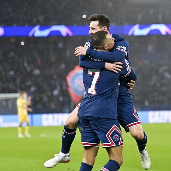 Joie des joueurs du PSG après le but de Lionel Messi (Leo) (PSG) - Le Paris-Saint-Germain (PSG) mène 3-0 face au FC Bruges à la mi-temps du match de Ligue des champions au Parc des Princes à Paris, France, le 7 décembre 2021. © Jean-Baptiste Autissier/Panoramic/Bestimage 