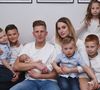 Camille Santoro de "Familles nombreuses" avec son mari Nicolas et leurs enfants