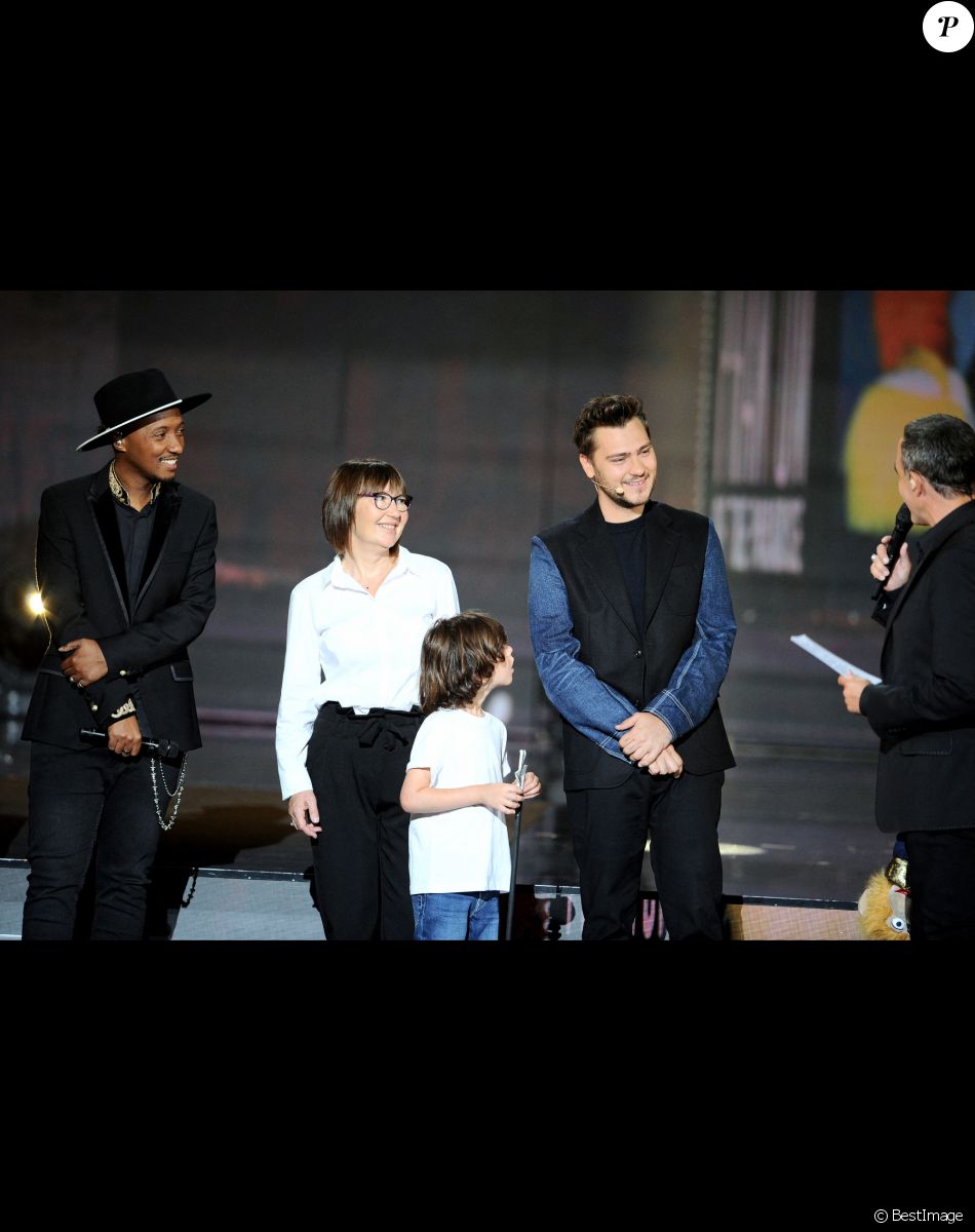 Exclusif - Jeff Panacloc, Soprano, Brigitte Colcanap (mère), Marloe (Frère) et Nikos Aliagas - Surprises - Enregistrement de l'émission "La Chanson secrète 9" à la Seine musicale à Paris, diffusée le 27 novembre sur TF1 à 21h05© Gaffiot-Moreau / Bestimage