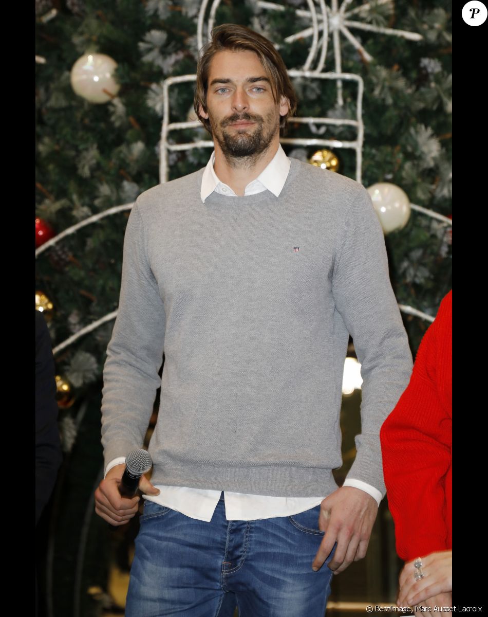 Exclusif - Camille Lacourt - Camille Lacourt inaugure les illuminations de Noël à Westfield Velizy 2, Velizy le 23 Novembre 2019 © Marc Ausset-Lacroix / Bestimage