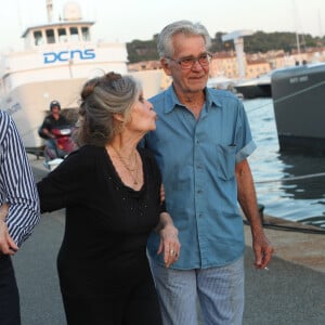 Exclusif - Brigitte Bardot et son mari Bernard d'Ormale avant qu'elle pose avec l'équipage de Brigitte Bardot Sea Shepherd, le célèbre trimaran d'intervention de l'organisation écologiste, sur le port de Saint-Tropez, le 26 septembre 2014 en escale pour 3 jours à deux jours de ses 80 ans. Cela fait au moins dix ans qu'elle n'est pas apparue en public sur le port tropézien.