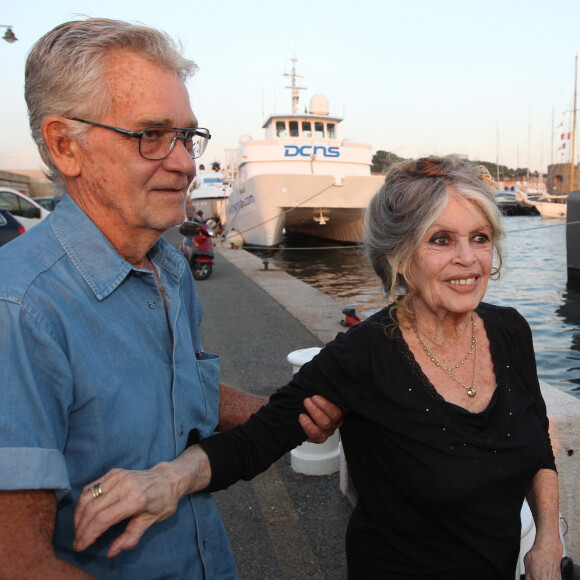 Exclusif - Brigitte Bardot et son mari Bernard d'Ormale avant qu'elle pose avec l'équipage de Brigitte Bardot Sea Shepherd, le célèbre trimaran d'intervention de l'organisation écologiste, sur le port de Saint-Tropez.