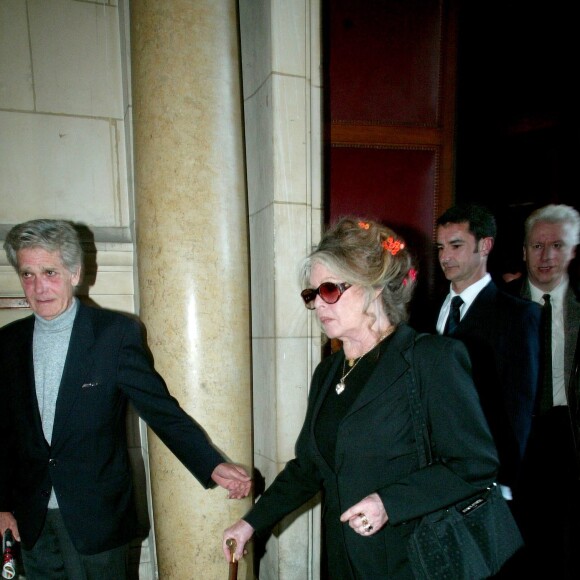 Brigitte Bardot et son mari Bernard d'Ormale au tribunal de commerce de Paris en 2004.