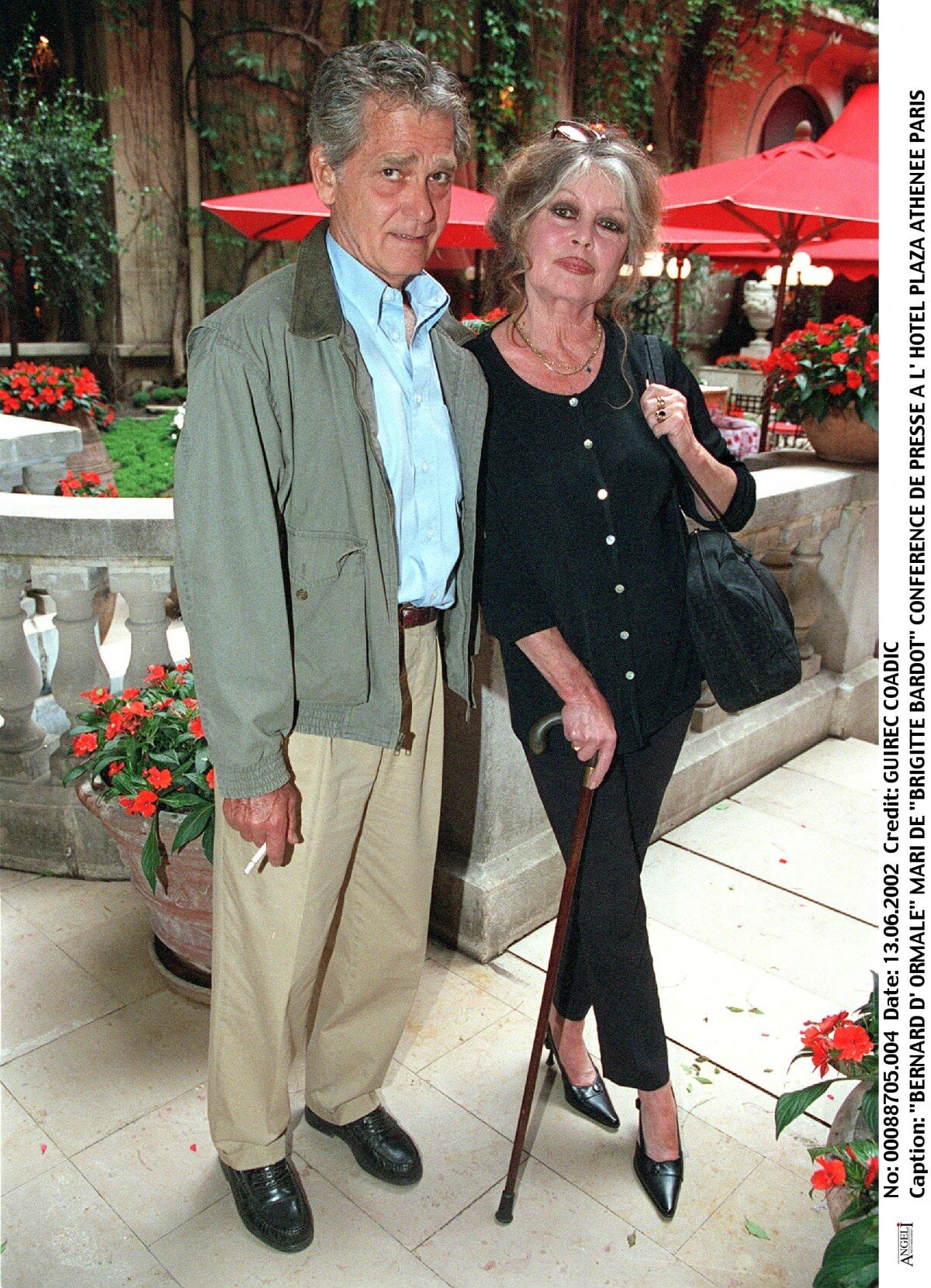 Photo Brigitte Bardot et son mari Bernard d'Ormale à Paris en 2002. Purepeople