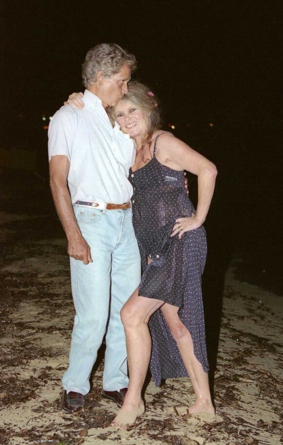 Brigitte Bardot et son mari Bernard d'Ormale lors de leur 5ème anniversaire de mariage à Saint-Tropez. Le 14 août 1997