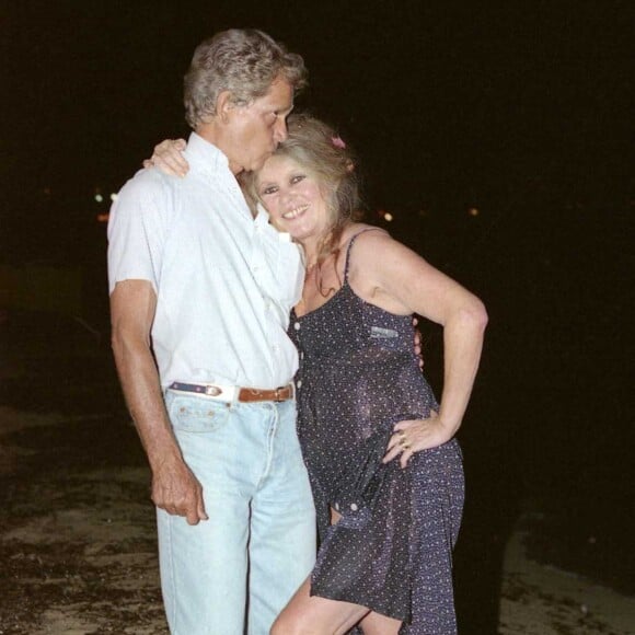 Brigitte Bardot et son mari Bernard d'Ormale lors de leur 5ème anniversaire de mariage à Saint-Tropez. Le 14 août 1997