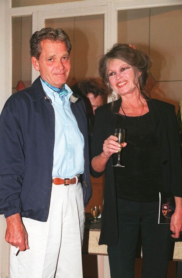 Brigitte Bardot et son mari Bernard d'Ormale à Paris en 1995.